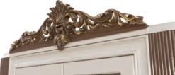 Casa Padrino Luxus Barock Wohnzimmer Vitrine Weiß / Braun / Gold 130 x 50 x H. 220 cm - Prunkvoller Barock Vitrinenschrank mit 2 Glastüren - Edle Barock Möbel