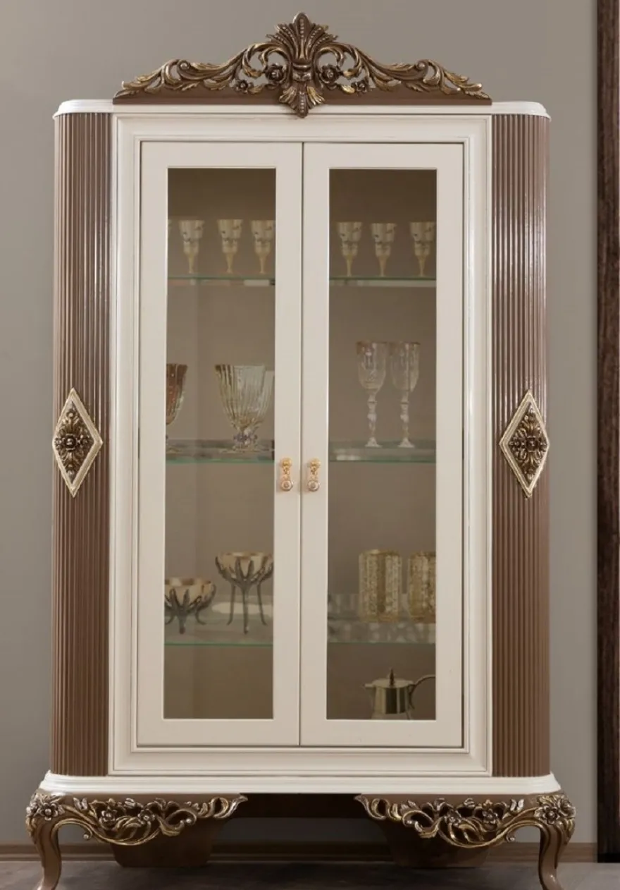 Casa Padrino Luxus Barock Wohnzimmer Vitrine Weiß / Braun / Gold 130 x 50 x H. 220 cm - Prunkvoller Barock Vitrinenschrank mit 2 Glastüren - Edle Barock Möbel