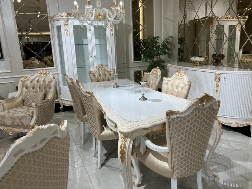 Casa Padrino Luxus Barock Wohnzimmer Sessel Gold / Weiß / Gold - Handgefertigter Barockstil Sessel mit elegantem Muster und dekorativem Kissen - Barock Wohnzimmer Möbel
