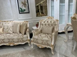 Casa Padrino Luxus Barock Wohnzimmer Sessel Gold / Weiß / Gold - Handgefertigter Barockstil Sessel mit elegantem Muster und dekorativem Kissen - Barock Wohnzimmer Möbel