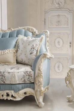 Casa Padrino Luxus Barock Wohnzimmer Sofa mit dekorativen Kissen Hellblau / Creme / Weiß / Gold 240 x 90 x H. 120 cm - Edle Barock Wohnzimmer Möbel