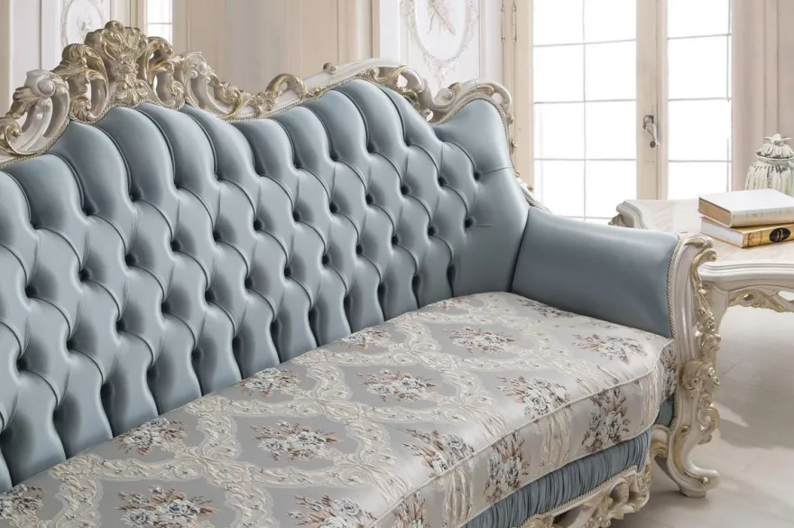 Casa Padrino Luxus Barock Wohnzimmer Sofa mit dekorativen Kissen Hellblau / Creme / Weiß / Gold 240 x 90 x H. 120 cm - Edle Barock Wohnzimmer Möbel