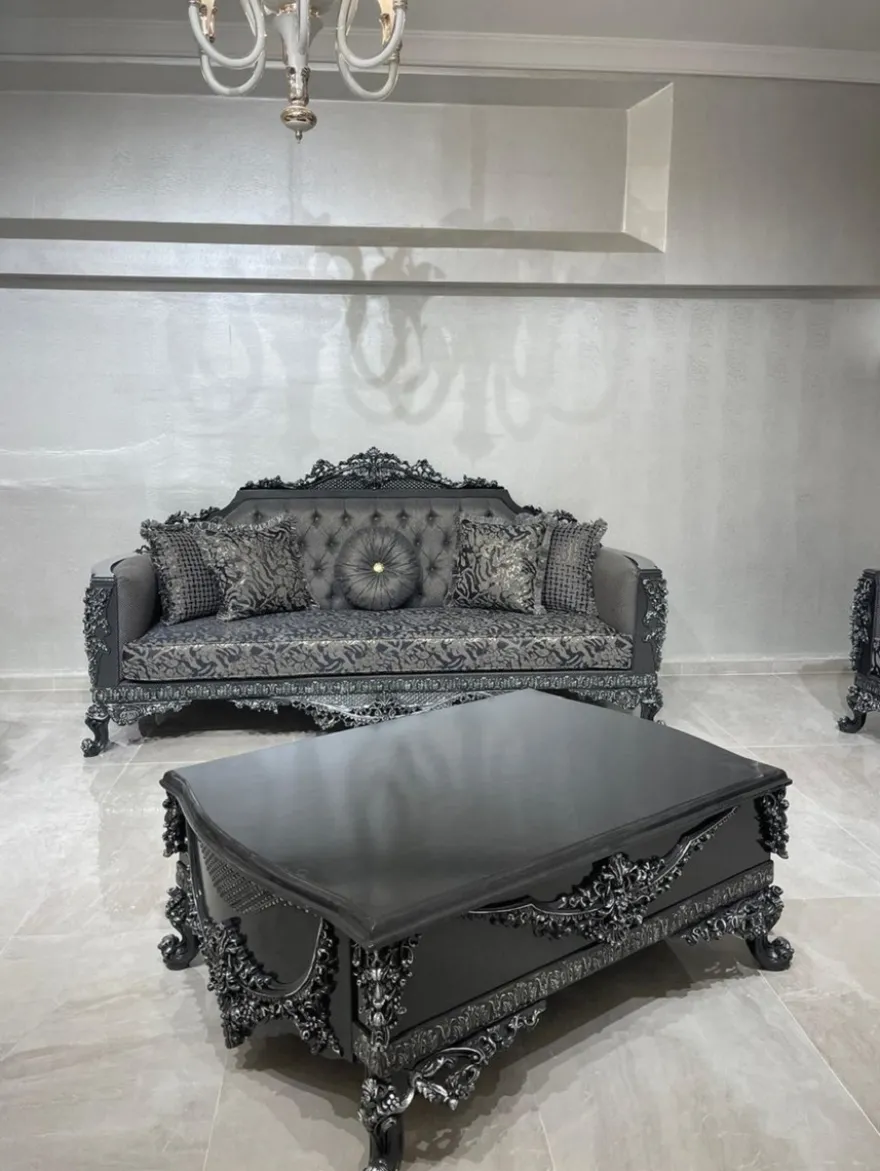 Casa Padrino Luxus Barock Wohnzimmer Set Grau / Silber - 2 Barock Sofas & 2 Barock Sessel & 1 Barock Couchtisch - Luxus Wohnzimmer Möbel im Barockstil - Barock Möbel - Edel & Prunkvoll