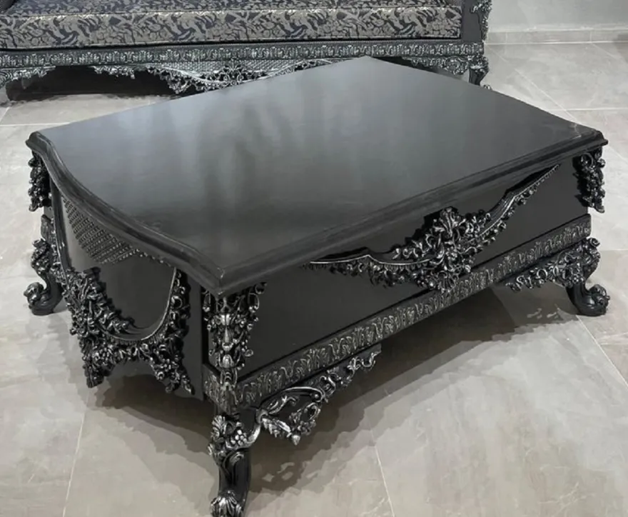 Casa Padrino Luxus Barock Wohnzimmer Set Grau / Silber - 2 Barock Sofas & 2 Barock Sessel & 1 Barock Couchtisch - Luxus Wohnzimmer Möbel im Barockstil - Barock Möbel - Edel & Prunkvoll