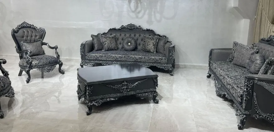 Casa Padrino Luxus Barock Wohnzimmer Set Grau / Silber - 2 Barock Sofas & 2 Barock Sessel & 1 Barock Couchtisch - Luxus Wohnzimmer Möbel im Barockstil - Barock Möbel - Edel & Prunkvoll