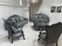 Casa Padrino Luxus Barock Wohnzimmer Set Grau / Silber - 2 Barock Sofas & 2 Barock Sessel & 1 Barock Couchtisch - Luxus Wohnzimmer Möbel im Barockstil - Barock Möbel - Edel & Prunkvoll