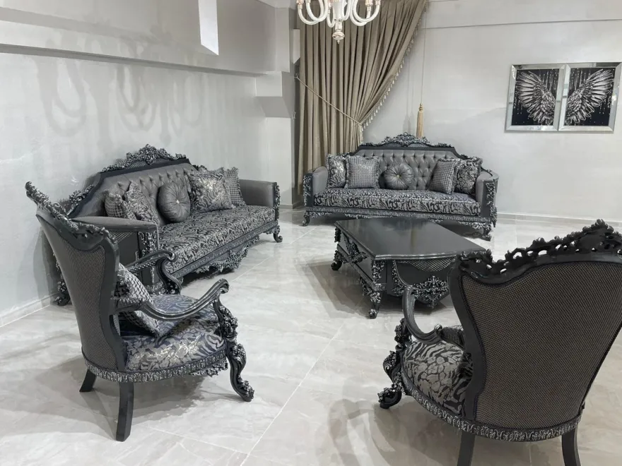 Casa Padrino Luxus Barock Wohnzimmer Set Grau / Silber - 2 Barock Sofas & 2 Barock Sessel & 1 Barock Couchtisch - Luxus Wohnzimmer Möbel im Barockstil - Barock Möbel - Edel & Prunkvoll