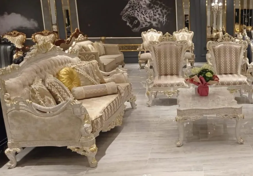 Casa Padrino Luxus Barock Wohnzimmer Set Grau / Gold - 2 Barock Sofas mit Muster & 2 Barock Sessel mit Muster & 1 Barock Couchtisch - Barock Wohnzimmer Möbel