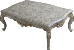 Casa Padrino Luxus Barock Wohnzimmer Set Grau / Antik Weiß / Gold - 2 Barock Sofas & 2 Barock Sessel & 1 Barock Couchtisch - Luxus Wohnzimmer Möbel im Barockstil - Barock Möbel - Edel & Prunkvoll