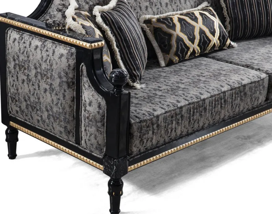 Casa Padrino Luxus Barock Wohnzimmer Set Grau / Schwarz / Gold - 2 Sofas & 2 Sessel & 1 Couchtisch mit Glasplatte in Marmoroptik - Wohnzimmer Möbel im Barockstil - Edel & Prunkvoll