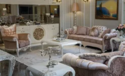 Casa Padrino Luxus Barock Wohnzimmer Sofa Rosa / Lila / Weiß / Beige 265 x 97 x H. 84 cm - Massivholz Sofa mit elegantem Muster und dekorativen Kissen - Wohnzimmer Möbel im Barockstil