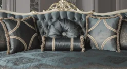 Casa Padrino Luxus Barock Wohnzimmer Sofa mit Glitzersteinen und dekorativen Kissen Blau / Creme / Gold 240 x 95 x H. 105 cm - Edle Couch im Barockstil