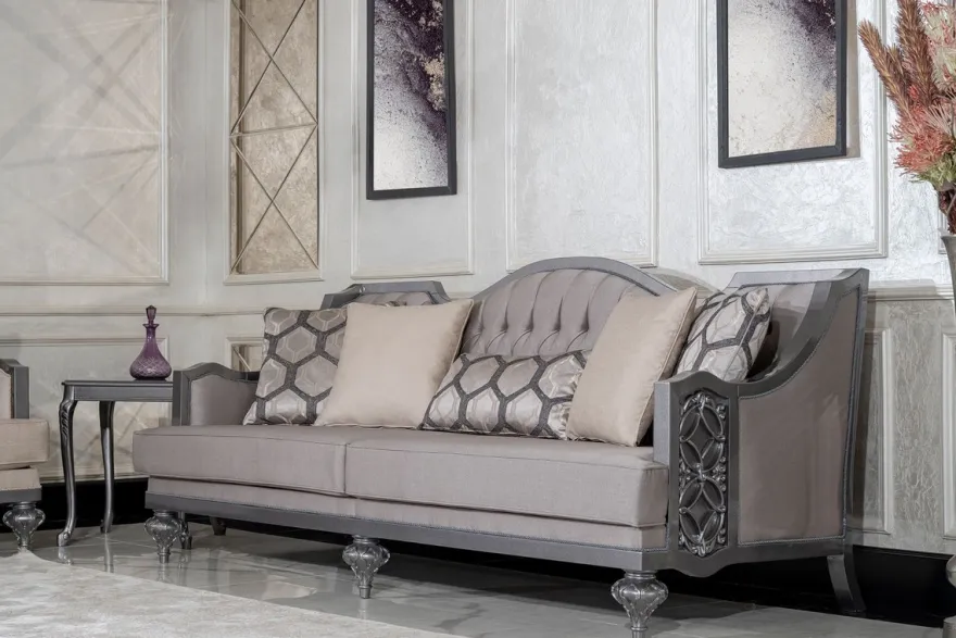 Casa Padrino Luxus Barock Wohnzimmer Sofa Grau / Grau - Handgefertigtes Barockstil Sofa mit dekorativen Kissen - Luxus Wohnzimmer Möbel im Barockstil - Barock Möbel