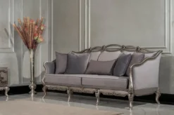 Casa Padrino Luxus Barock Wohnzimmer Sofa Grau / Silber - Handgefertigtes Barockstil Sofa mit dekorativen Kissen - Luxus Wohnzimmer Möbel im Barockstil - Barock Möbel - Edel & Prunkvoll