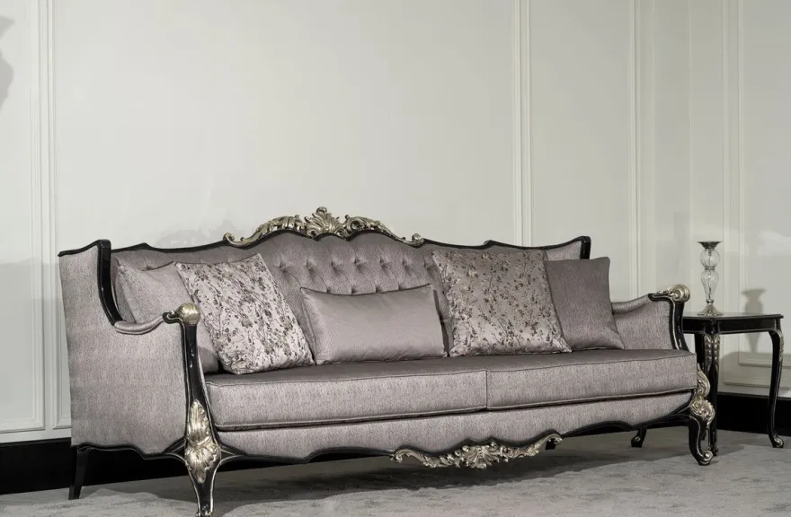 Casa Padrino Luxus Barock Wohnzimmer Sofa Silber / Schwarz / Silber - Prunkvolles Barockstil Sofa mit dekorativen Kissen - Luxus Wohnzimmer Möbel im Barockstil - Barock Möbel