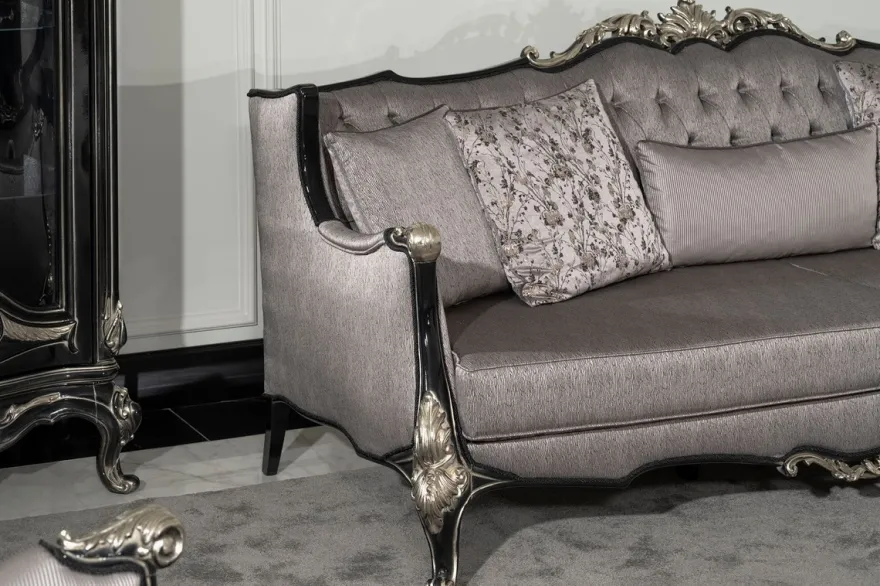 Casa Padrino Luxus Barock Wohnzimmer Sofa Silber / Schwarz / Silber - Prunkvolles Barockstil Sofa mit dekorativen Kissen - Luxus Wohnzimmer Möbel im Barockstil - Barock Möbel