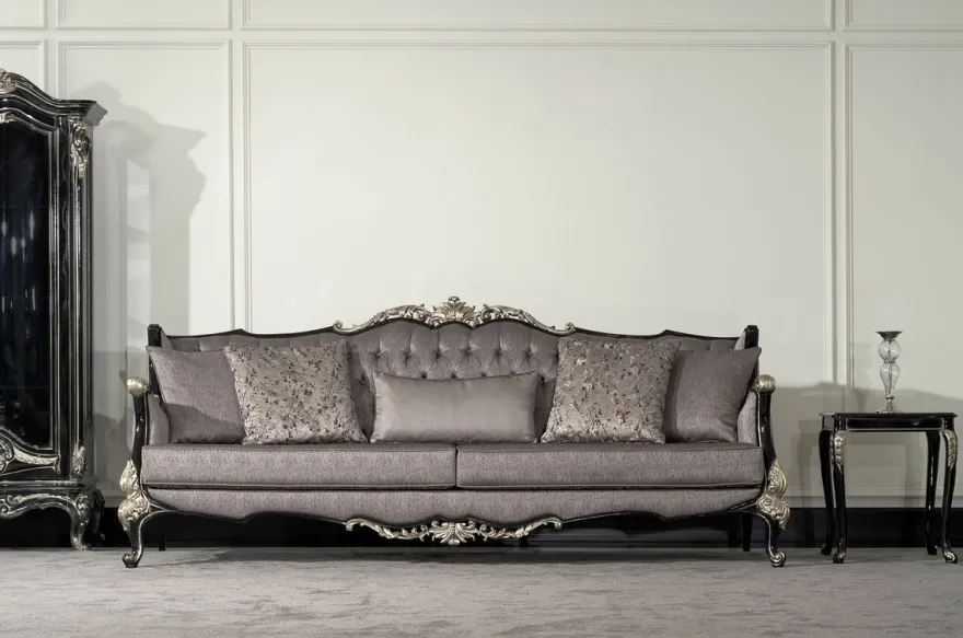 Casa Padrino Luxus Barock Wohnzimmer Sofa Silber / Schwarz / Silber - Prunkvolles Barockstil Sofa mit dekorativen Kissen - Luxus Wohnzimmer Möbel im Barockstil - Barock Möbel