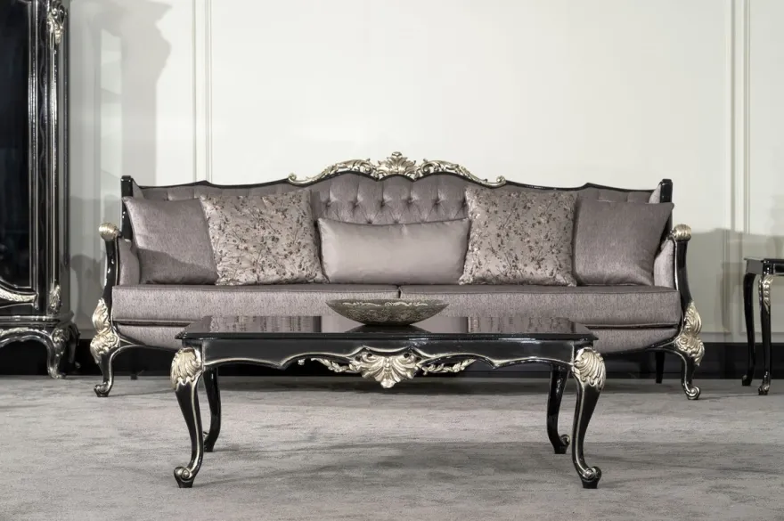 Casa Padrino Luxus Barock Wohnzimmer Sofa Silber / Schwarz / Silber - Prunkvolles Barockstil Sofa mit dekorativen Kissen - Luxus Wohnzimmer Möbel im Barockstil - Barock Möbel