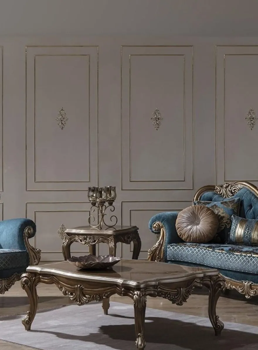 Casa Padrino Luxus Barock Wohnzimmer Set Blau / Gold - 2 Sofas & 2 Sessel & 1 Couchtisch - Prunkvolle Wohnzimmer Möbel im Barockstil