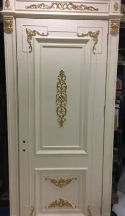 Casa Padrino Luxus Barock Wohnungstür Weiß / Gold - Prunkvolle Massivholz Tür mit Rahmen - Luxus Möbel im Barockstil - Hotel Möbel - Barock Möbel - Barock Einrichtung - Edel & Prunkvoll