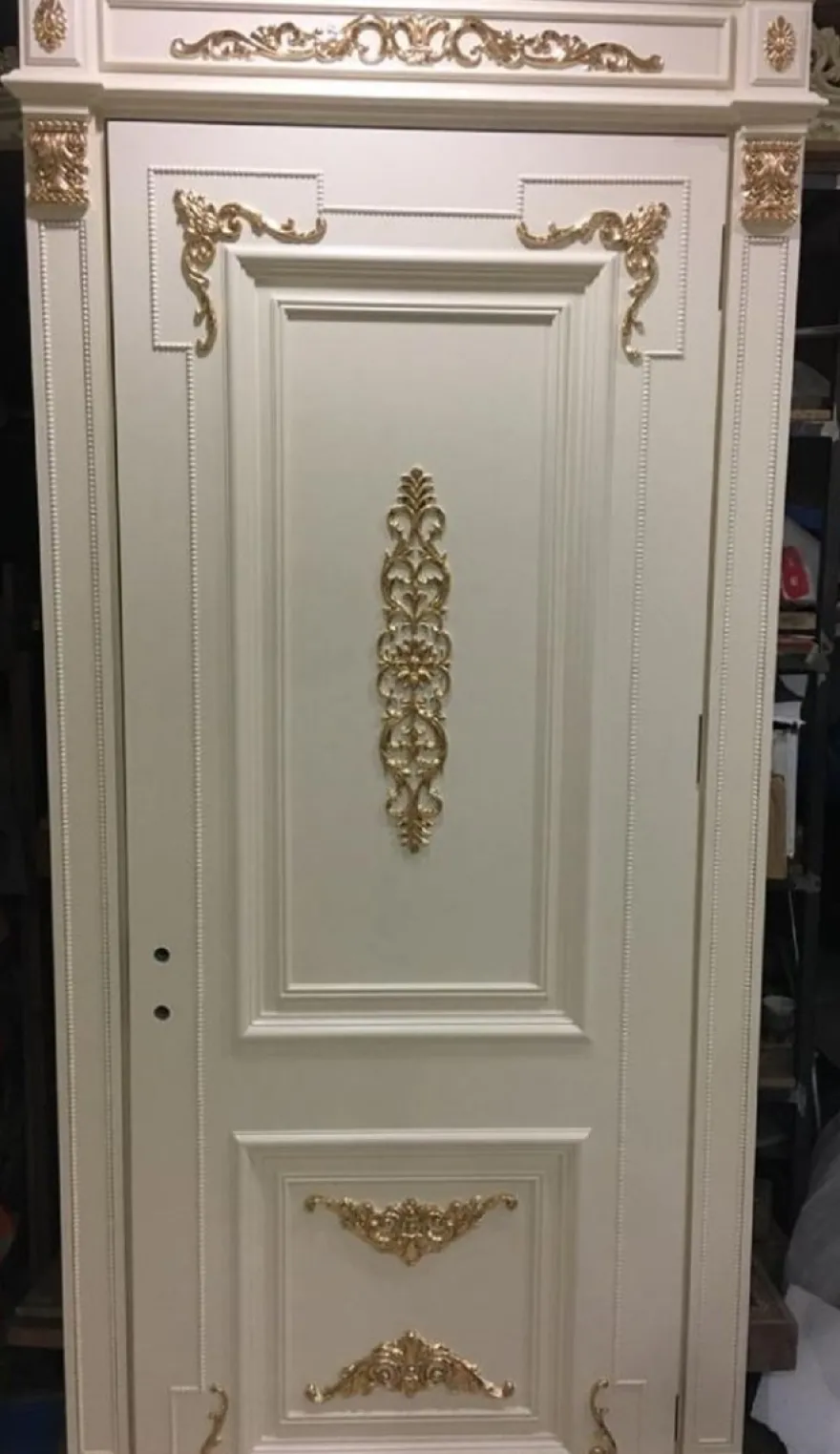 Casa Padrino Luxus Barock Wohnungstür Weiß / Gold - Prunkvolle Massivholz Tür mit Rahmen - Luxus Möbel im Barockstil - Hotel Möbel - Barock Möbel - Barock Einrichtung - Edel & Prunkvoll