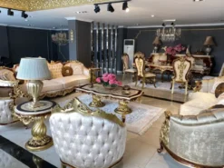 Casa Padrino Luxus Barock Wohnzimmer Set Silber / Braun / Gold - 2 Sofas & 2 Sessel & 1 Couchtisch & 2 Beistelltische - Handgefertigte Wohnzimmer Möbel im Barockstil - Edel & Prunkvoll