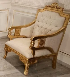 Casa Padrino Luxus Barock Wohnzimmer Sessel Creme / Gold - Handgefertigter Barockstil Sessel - Luxus Wohnzimmer Möbel im Barockstil - Barock Möbel - Edel & Prunkvoll