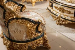 Casa Padrino Luxus Barock Wohnzimmer Set Gold / Weiß / Blau / Gold - 2 Sofas & 2 Sessel & 1 Couchtisch & 2 Beistelltische - Handgefertigte Wohnzimmer Möbel im Barockstil - Edel & Prunkvoll