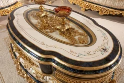 Casa Padrino Luxus Barock Wohnzimmer Set Gold / Weiß / Blau / Gold - 2 Sofas & 2 Sessel & 1 Couchtisch & 2 Beistelltische - Handgefertigte Wohnzimmer Möbel im Barockstil - Edel & Prunkvoll