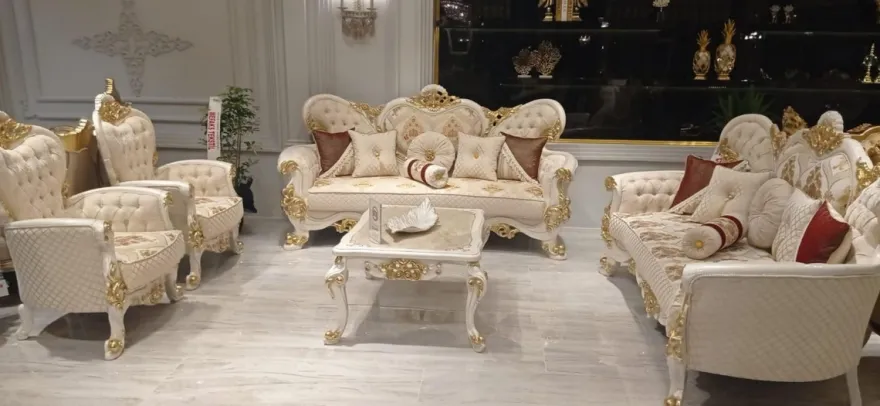 Casa Padrino Luxus Barock Wohnzimmer Set Beige / Weiß / Gold - 2 Barock Sofas mit Muster & 2 Barock Sessel mit Muster & 1 Barock Couchtisch - Prunkvolle Barock Wohnzimmer Möbel