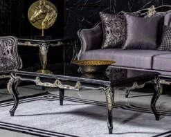 Casa Padrino Luxus Barock Wohnzimmer Set Lila / Schwarz / Gold - 2 Sofas & 2 Sessel & 1 Couchtisch - Prunkvolle Wohnzimmer Möbel im Barockstil