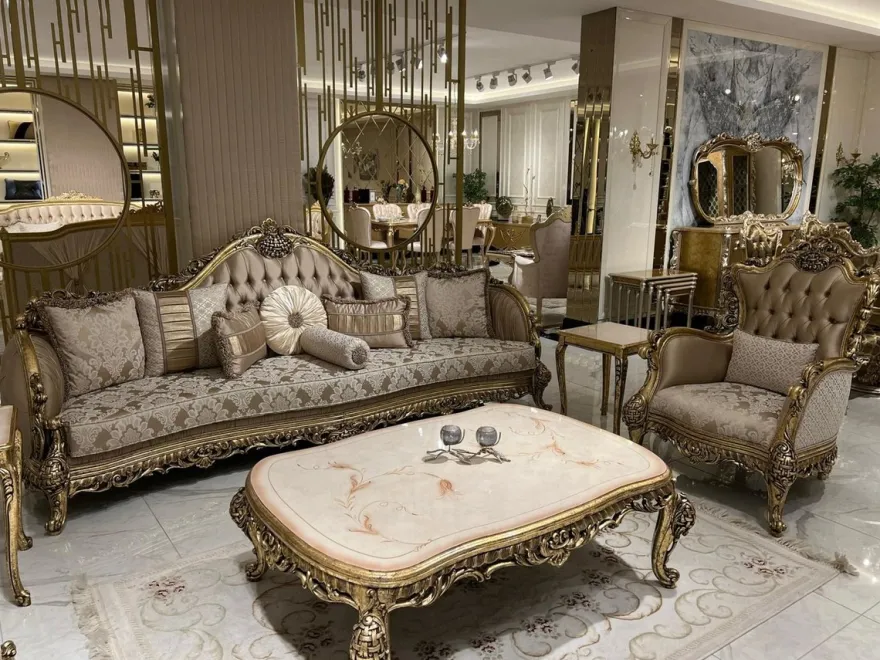 Casa Padrino Luxus Barock Wohnzimmer Sessel Braun / Weiß / Gold - Handgefertigter Barockstil Sessel mit elegantem Muster und dekorativem Kissen - Prunkvolle Barock Wohnzimmer Möbel