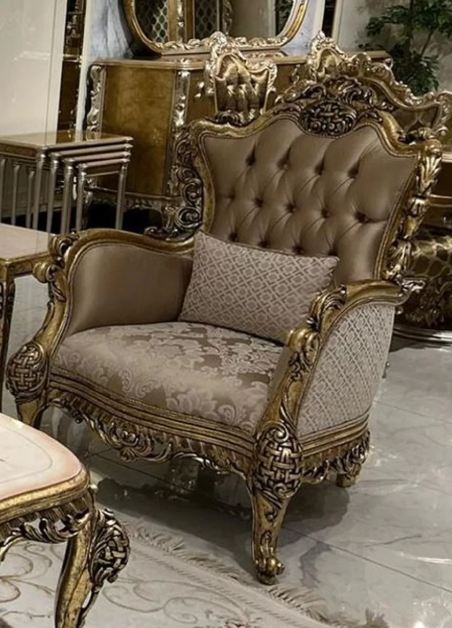 Casa Padrino Luxus Barock Wohnzimmer Sessel Braun / Weiß / Gold - Handgefertigter Barockstil Sessel mit elegantem Muster und dekorativem Kissen - Prunkvolle Barock Wohnzimmer Möbel