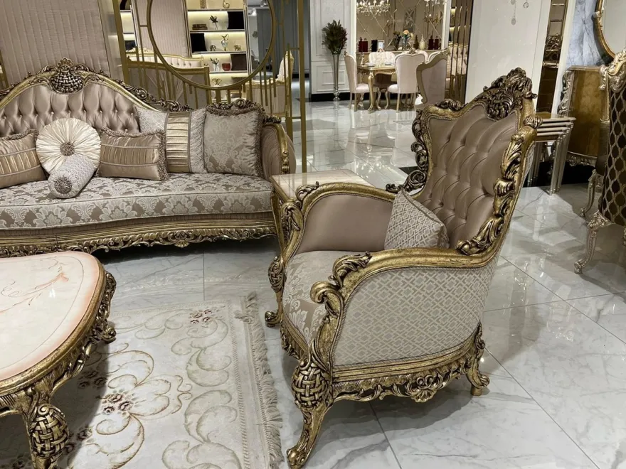 Casa Padrino Luxus Barock Wohnzimmer Sessel Braun / Weiß / Gold - Handgefertigter Barockstil Sessel mit elegantem Muster und dekorativem Kissen - Prunkvolle Barock Wohnzimmer Möbel