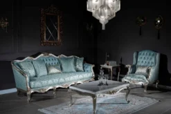 Casa Padrino Luxus Barock Wohnzimmer Set Hellblau / Silber - 2 Sofas & 2 Sessel & 1 Couchtisch - Prunkvolle Wohnzimmer Möbel im Barockstil