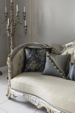 Casa Padrino Luxus Barock Wohnzimmer Sofa mit dekorativen Kissen Creme / Blau / Silber / Gold 250 x 95 x H. 125 cm - Edel & Prunkvoll