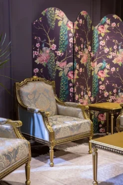 Casa Padrino Luxus Barock Wohnzimmer Set Hellblau / Gold - 2 Barock Sofas & 2 Barock Sessel & 1 Barock Couchtisch - Wohnzimmer Möbel im Barockstil - Barock Möbel - Barock Einrichtung
