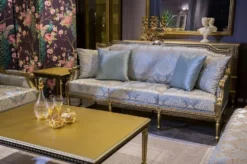 Casa Padrino Luxus Barock Wohnzimmer Set Hellblau / Gold - 2 Barock Sofas & 2 Barock Sessel & 1 Barock Couchtisch - Wohnzimmer Möbel im Barockstil - Barock Möbel - Barock Einrichtung