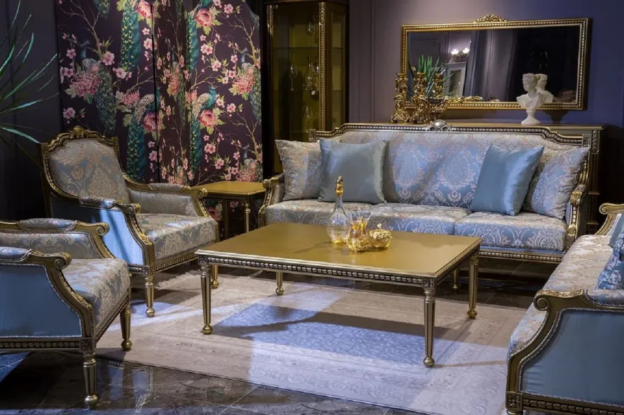 Casa Padrino Luxus Barock Wohnzimmer Set Hellblau / Gold - 2 Barock Sofas & 2 Barock Sessel & 1 Barock Couchtisch - Wohnzimmer Möbel im Barockstil - Barock Möbel - Barock Einrichtung
