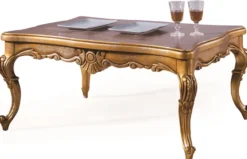 Casa Padrino Luxus Barock Wohnzimmer Set Rosa / Gold - 2 Sofas & 2 Sessel & 1 Couchtisch - Wohnzimmer Möbel - Edel & Prunkvoll