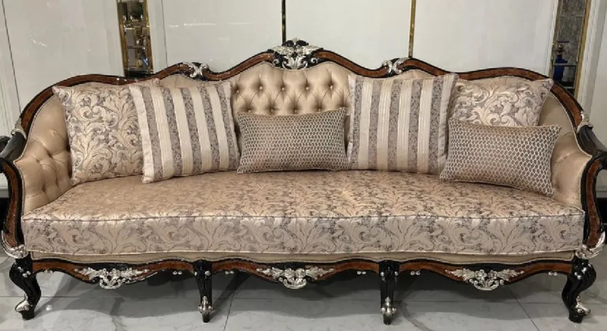 Casa Padrino Luxus Barock Wohnzimmer Sofa Gold / Braun / Schwarz / Silber - Prunkvolles Barockstil Sofa mit dekorativen Kissen - Luxus Wohnzimmer Möbel im Barockstil - Barock Möbel