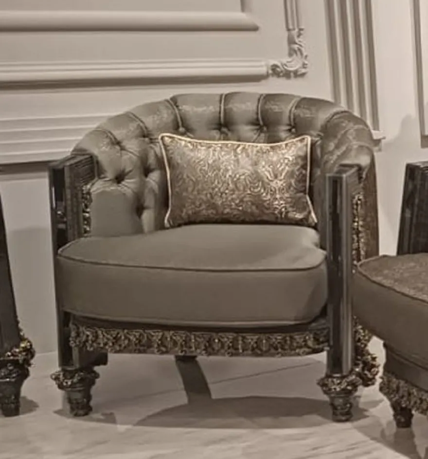 Casa Padrino Luxus Barock Wohnzimmer Set Grau / Gold - 2 Barock Sofas & 2 Barock Sessel & 1 Barock Couchtisch mit Glasplatte - Handgefertigte Luxus Wohnzimmer Möbel im Barockstil