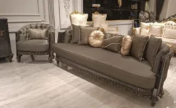 Casa Padrino Luxus Barock Wohnzimmer Set Grau / Gold - 2 Barock Sofas & 2 Barock Sessel & 1 Barock Couchtisch mit Glasplatte - Handgefertigte Luxus Wohnzimmer Möbel im Barockstil
