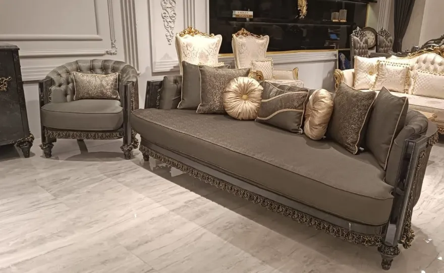 Casa Padrino Luxus Barock Wohnzimmer Set Grau / Gold - 2 Barock Sofas & 2 Barock Sessel & 1 Barock Couchtisch mit Glasplatte - Handgefertigte Luxus Wohnzimmer Möbel im Barockstil