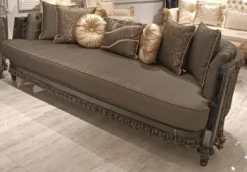 Casa Padrino Luxus Barock Wohnzimmer Set Grau / Gold - 2 Barock Sofas & 2 Barock Sessel & 1 Barock Couchtisch mit Glasplatte - Handgefertigte Luxus Wohnzimmer Möbel im Barockstil