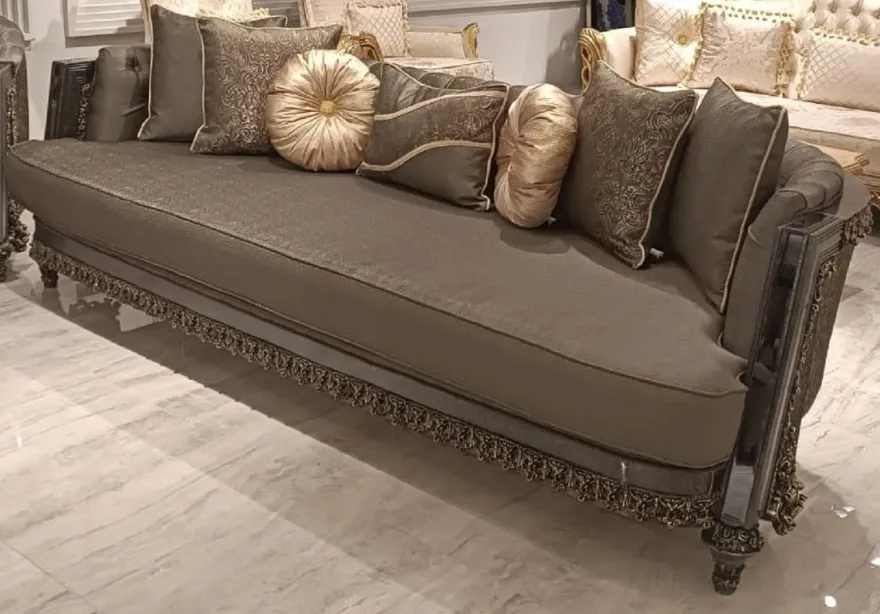 Casa Padrino Luxus Barock Wohnzimmer Set Grau / Gold - 2 Barock Sofas & 2 Barock Sessel & 1 Barock Couchtisch mit Glasplatte - Handgefertigte Luxus Wohnzimmer Möbel im Barockstil