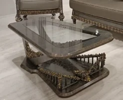 Casa Padrino Luxus Barock Wohnzimmer Set Grau / Gold - 2 Barock Sofas & 2 Barock Sessel & 1 Barock Couchtisch mit Glasplatte - Handgefertigte Luxus Wohnzimmer Möbel im Barockstil
