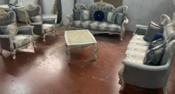 Casa Padrino Luxus Barock Wohnzimmer Set Grau / Mehrfarbig / Weiß / Gold - 2 Barock Sofas & 2 Barock Sessel & 1 Barock Couchtisch - Handgefertigte Barock Wohnzimmer Möbel - Edel & Prunkvoll
