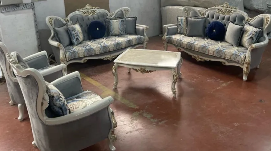 Casa Padrino Luxus Barock Wohnzimmer Set Grau / Mehrfarbig / Weiß / Gold - 2 Barock Sofas & 2 Barock Sessel & 1 Barock Couchtisch - Handgefertigte Barock Wohnzimmer Möbel - Edel & Prunkvoll