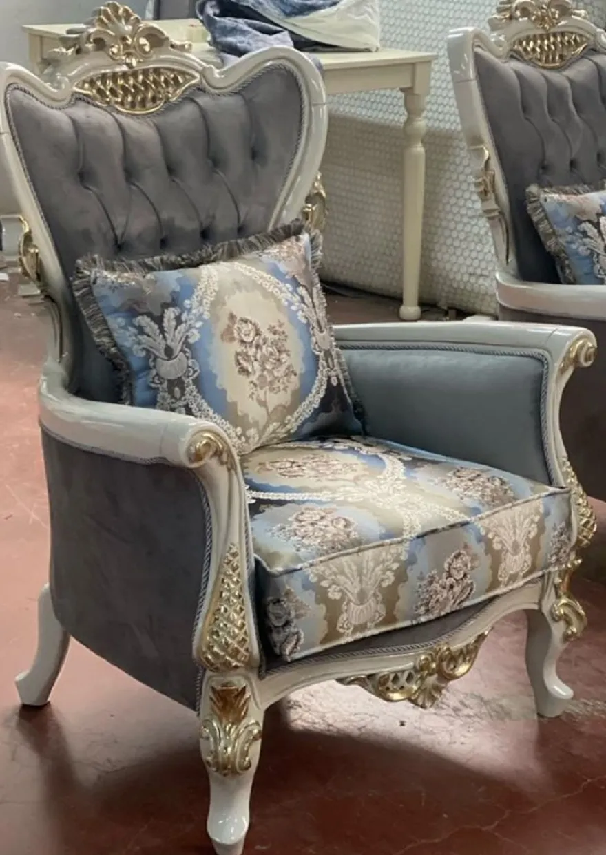 Casa Padrino Luxus Barock Wohnzimmer Set Grau / Mehrfarbig / Weiß / Gold - 2 Barock Sofas & 2 Barock Sessel & 1 Barock Couchtisch - Handgefertigte Barock Wohnzimmer Möbel - Edel & Prunkvoll
